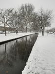 901387 Gezicht op het Zwarte Water in een besneeuwde omgeving, vanaf de Prof. Reinwardtlaan te Utrecht, met links de ...